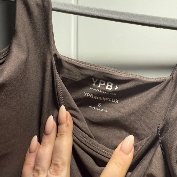 New with tags Abercrombie YPB sculptLUX square neck slim tank in taupe, small - Picture 6 of 7
